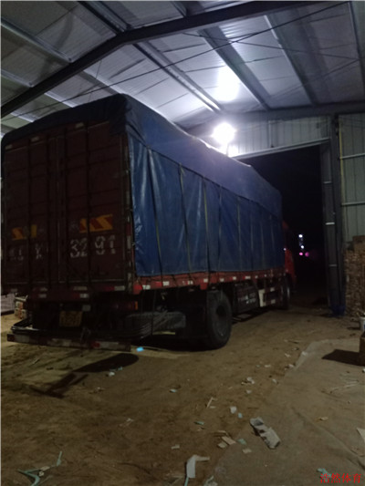 發(fā)往河南的學(xué)校體育器材裝車(chē)完畢